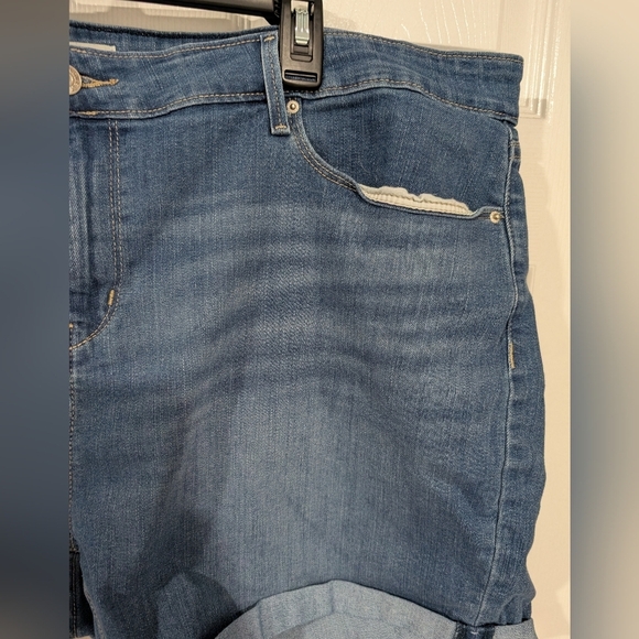 Signature by Levi Strauss Medium Wash Mid-Rise Denim Shorts in Size 22 (W36) - Picture 3 of 12